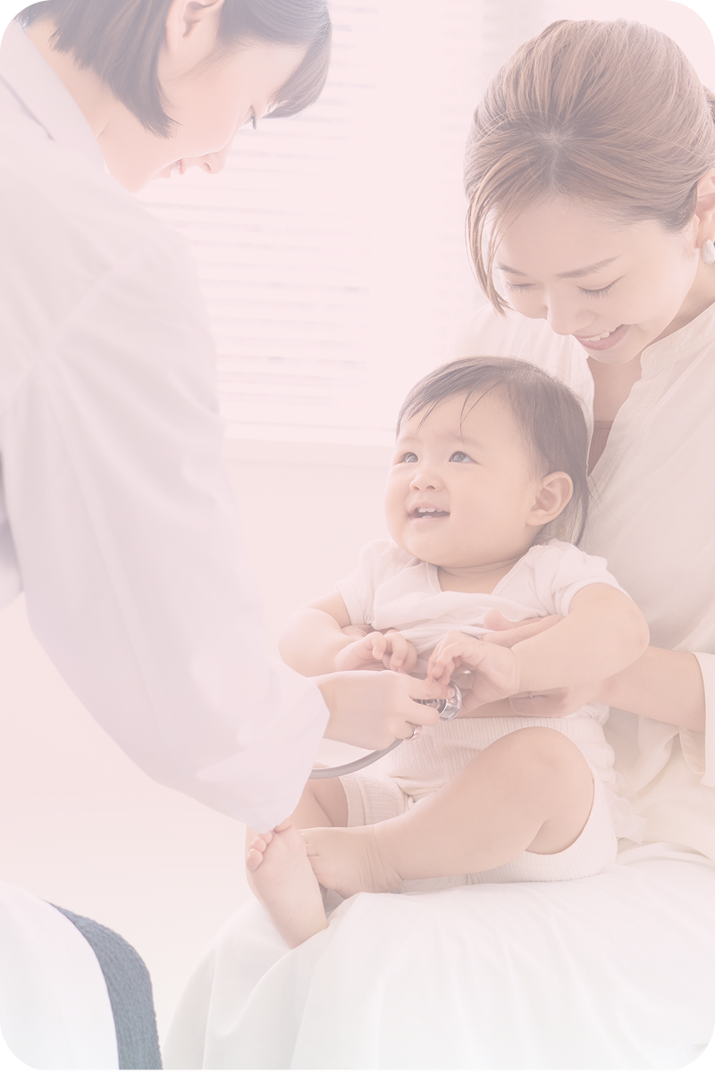 赤ちゃんが診察されている様子